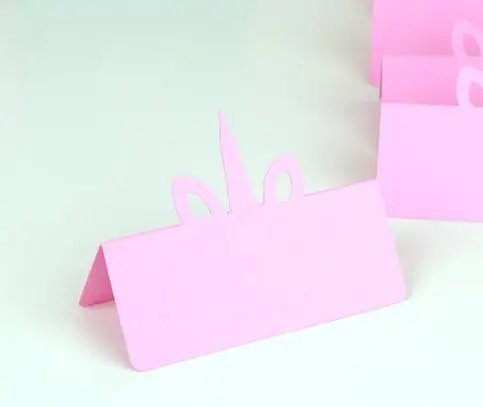 Плейскарты на первый день рождения с юникорнами в индивидуальных цветах