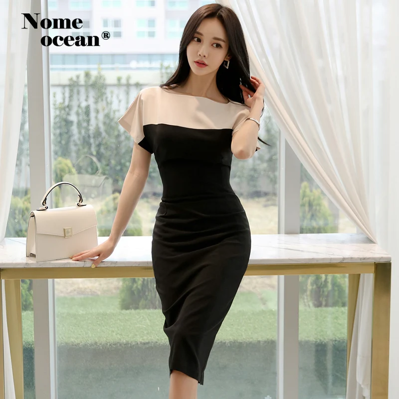 Женское офисное платье средней длины с коротким рукавом разноцветное облегающее