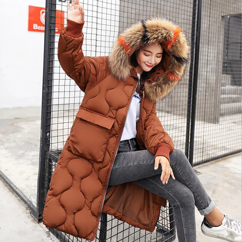 Зимняя женская куртка с капюшоном и меховым воротником утепленная длинная