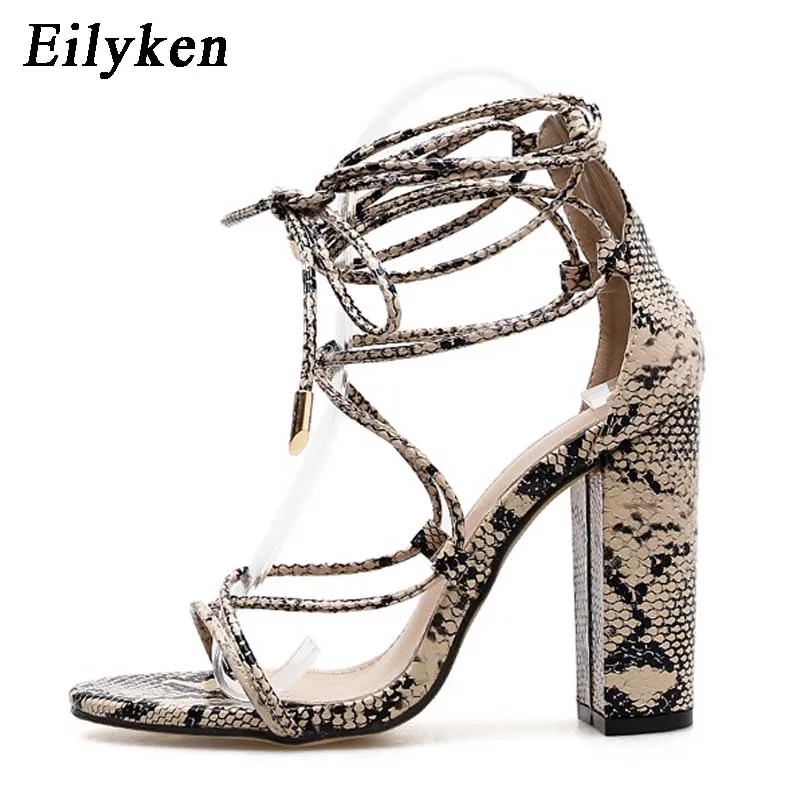 Eilyken/Коллекция 2021 года Новый дизайн Босоножки с ремешком на щиколотке из змеиной
