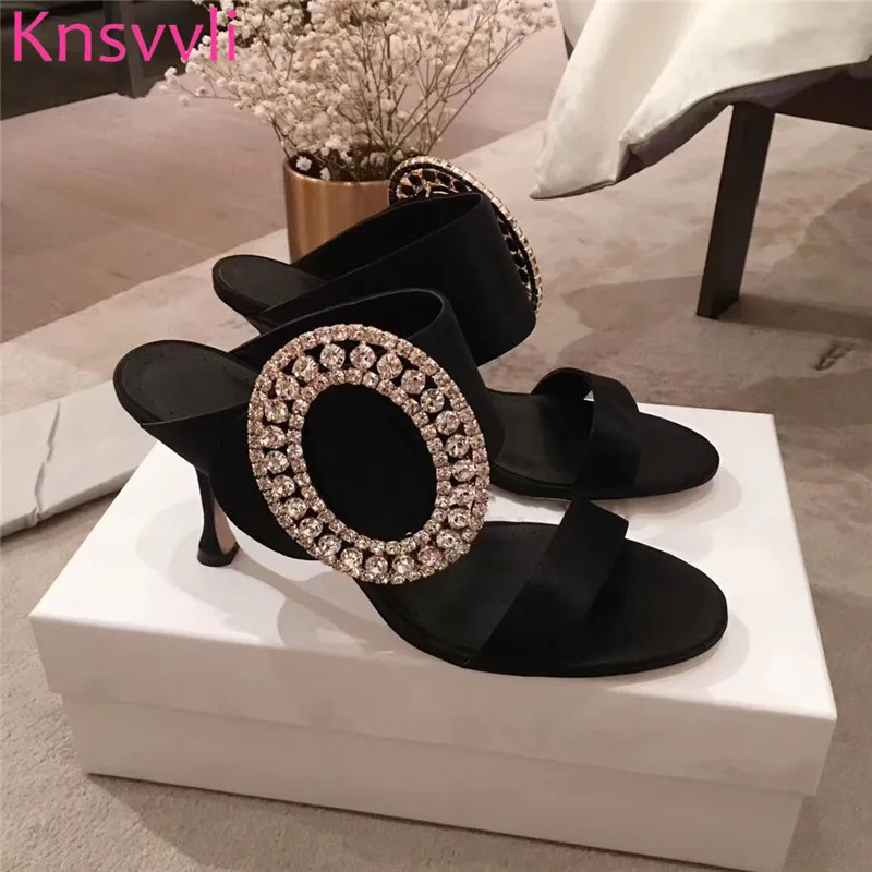 Атласные шлепанцы на застежке со стразами и круглым носком; женская обувь смешанных цветов с одним ремешком; Роскошная обувь для вечеринок с украшением в виде кристаллов; женские туфли без задника на высоком каблуке