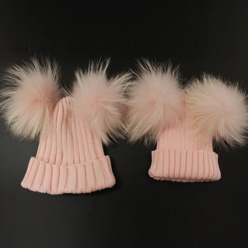 Самая популярная шапка для взрослых и детей комплект с двойными помпонами