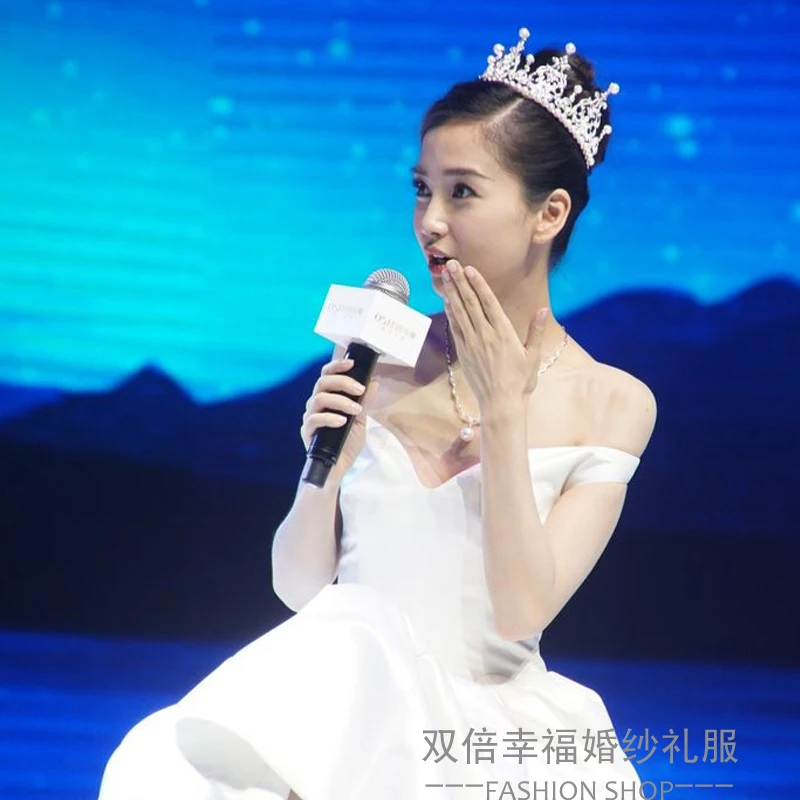 Женское короткое коктейльное платье элегантное белое до колена с V образным