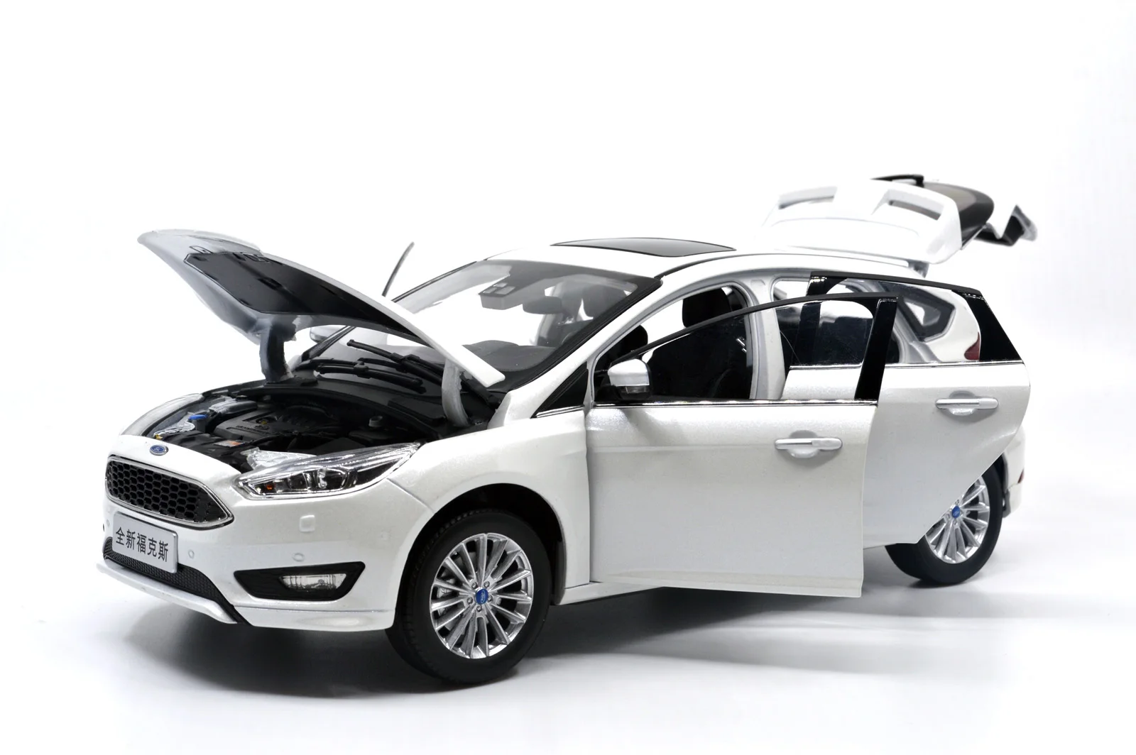 1/18 1:18 1 18 весы Ford All New Focus 2015 белая статическая симуляция литая под давлением