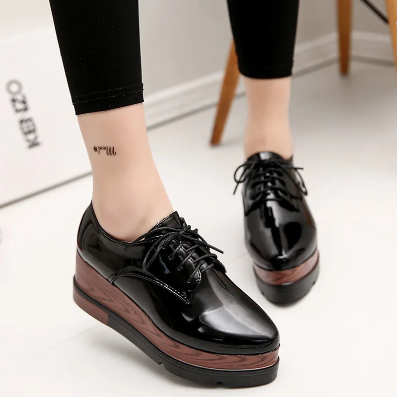 2018 Весна обувь плотно сидящая на ноге из лакированной кожи кексы платформе в