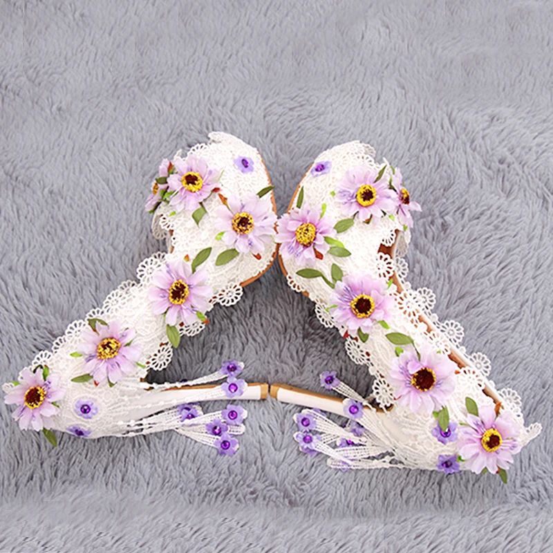 Белые свадебные кружевные туфли на высоком каблуке украшенные цветами Модные