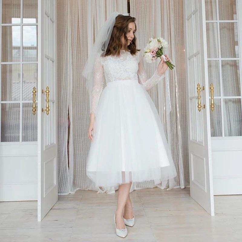 Простое свадебное платье длиной до колена с длинными рукавами кружевной