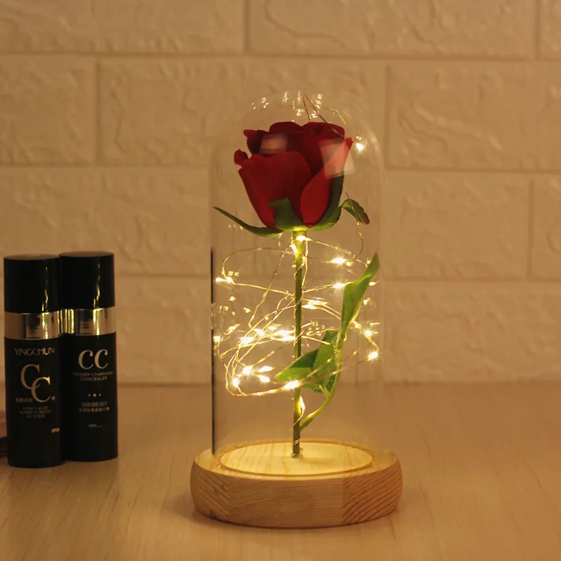 Красная роза в стеклянном куполе на деревянной подставке из фильма Красавица и