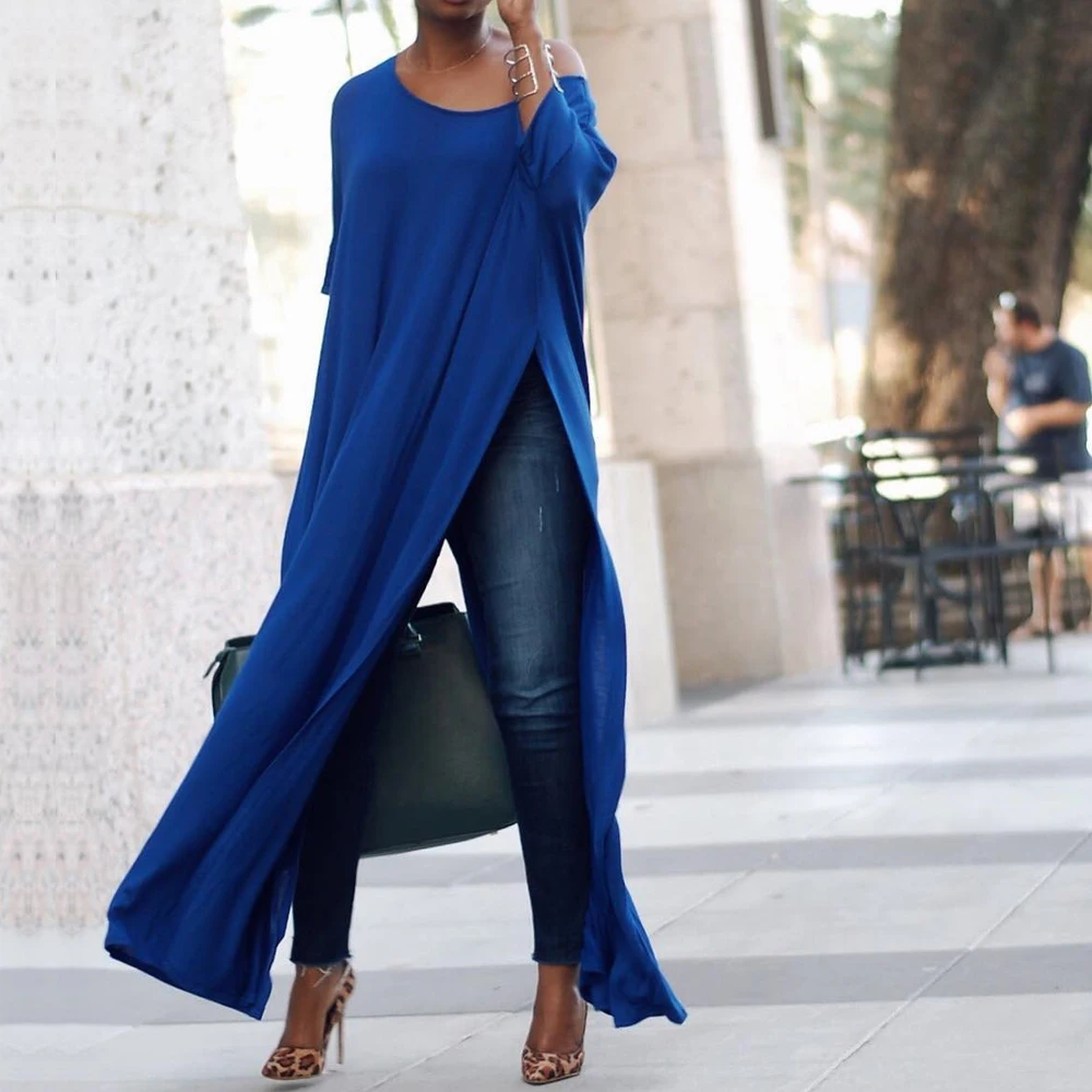 Женское длинное платье рубашка с круглым вырезом открытыми плечами и рукавом