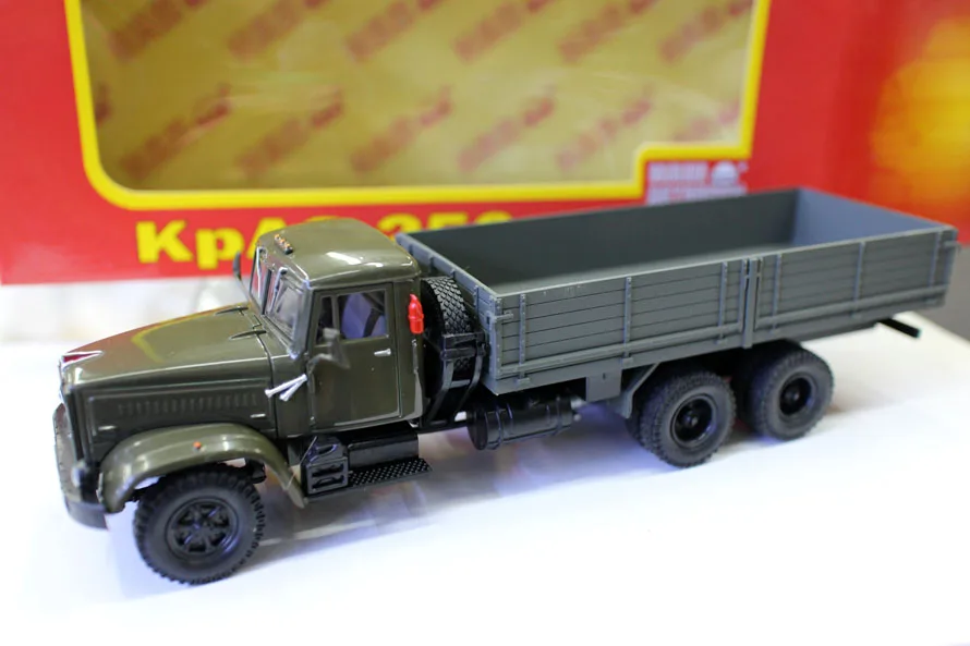 

Collectible Diecast Toy Model Gift 1:43 Scale Soviet Union Russian KRAZ Vintage Truck Transporter Vehicles Model for Decoration