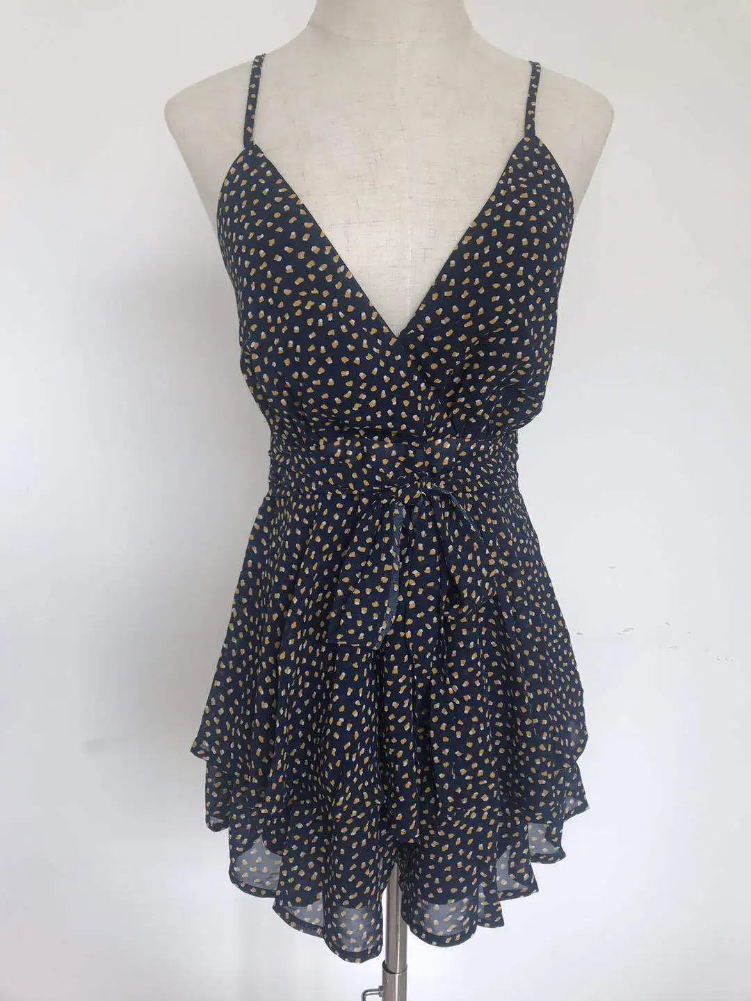 Женский комбинезон с треугольным вырезом повседневный уличный в горошек лето 2019