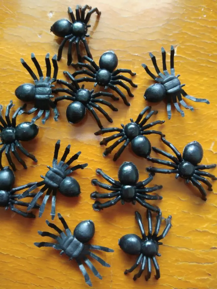 50 Pieces. Luminous spider 2 * 1.4 cm Plastic Black Halloween Festival Decorations Garden fun joke toys party | Дом и сад