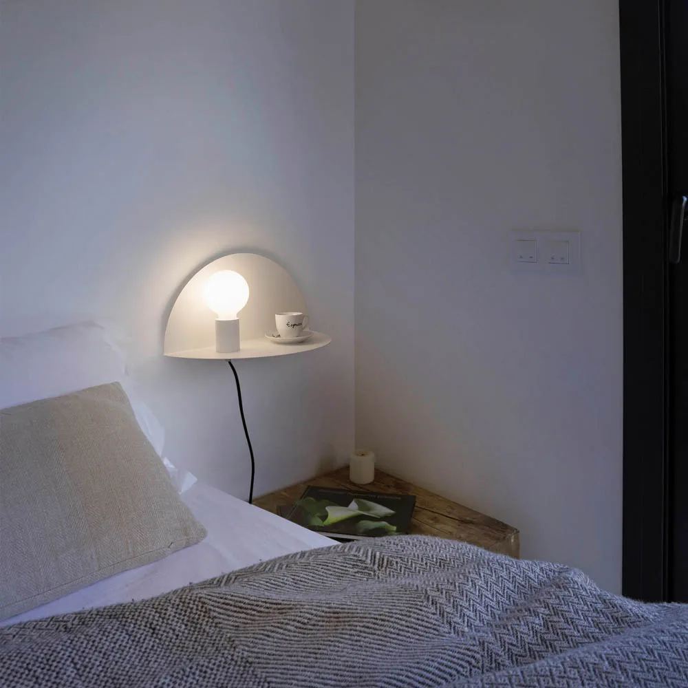 Креативный прикроватный настенный светильник в скандинавском стиле с полкой