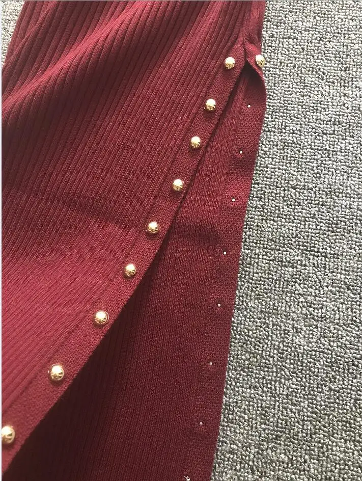 Женское трикотажное платье-макси с длинным рукавом и заклепками осенне-зимнее