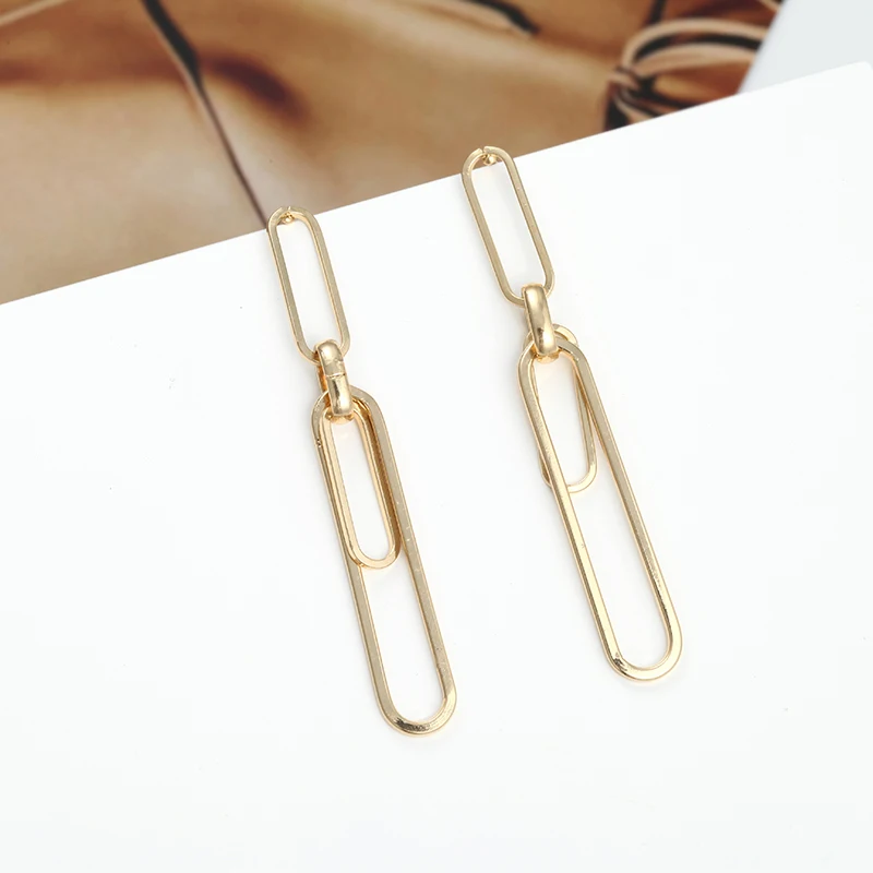 Женские серьги золотого цвета простые асимметричные вечерние ювелирные изделия