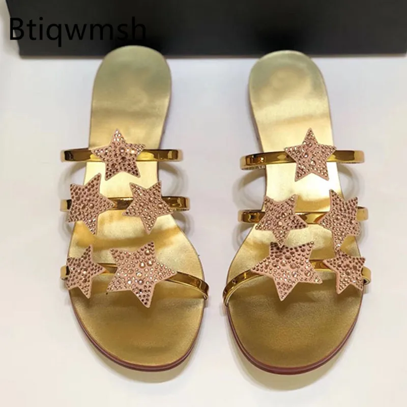 Женские кожаные шлепанцы золотистого цвета с открытым носком украшенные