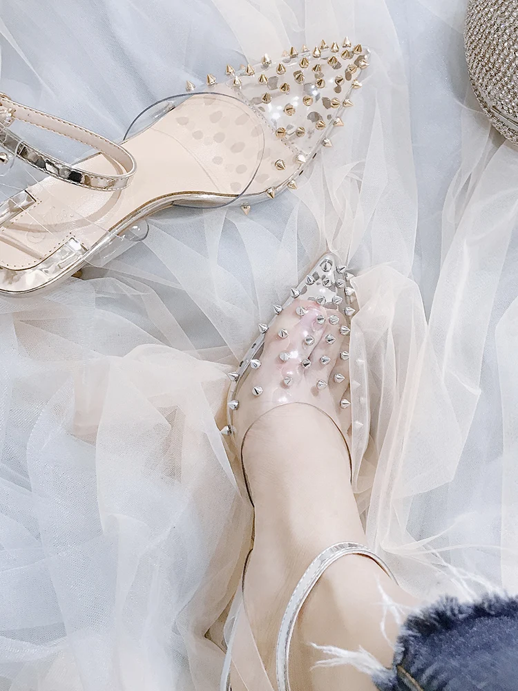 Роскошные женские босоножки из прозрачного ПВХ с заклепками Цвет серебристый