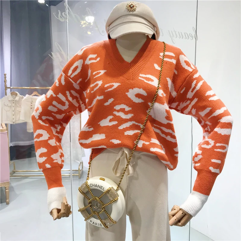 Женский свитер ALPHALMODA свободный с треугольным вырезом и леопардовым принтом на