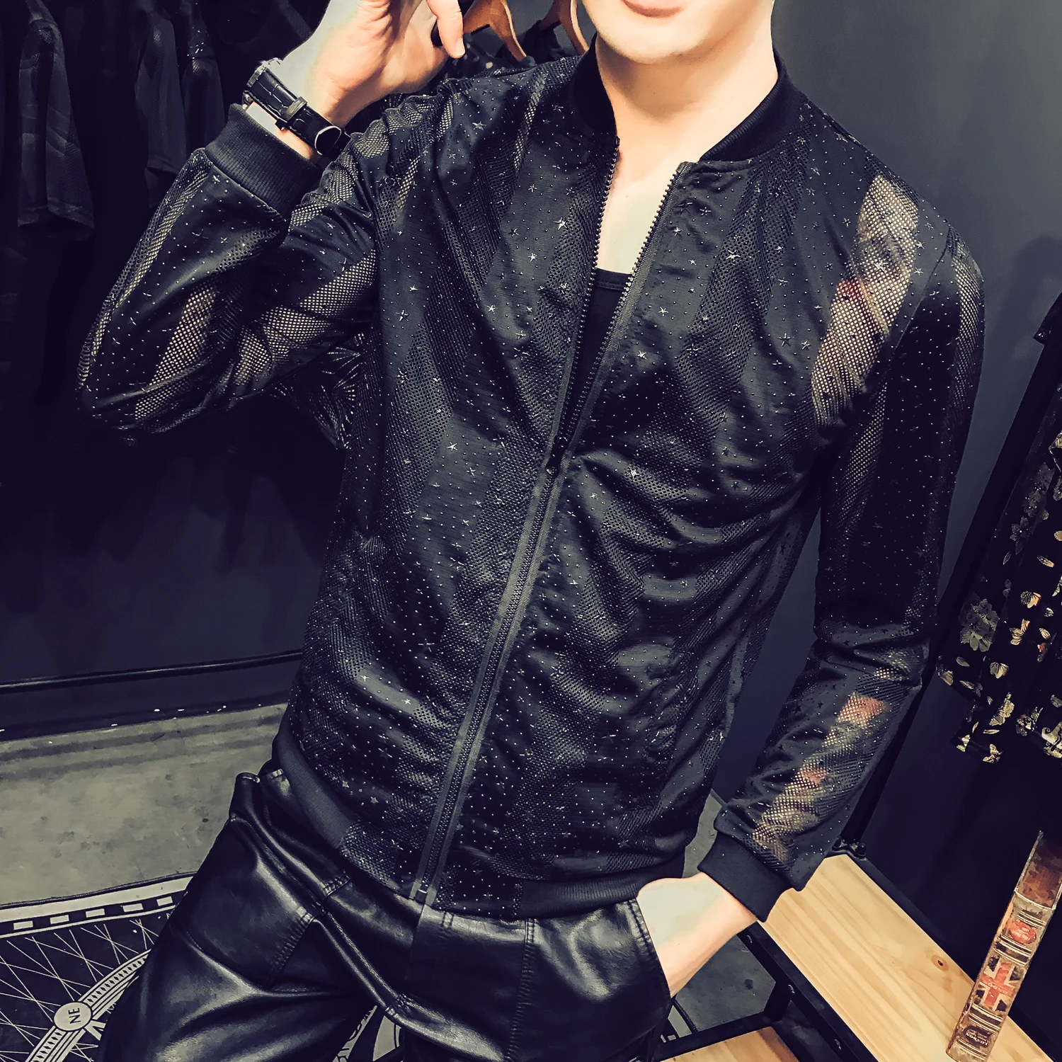 Летом 2018 мужчин предотвращается греться в одежде с ночной клуб характер