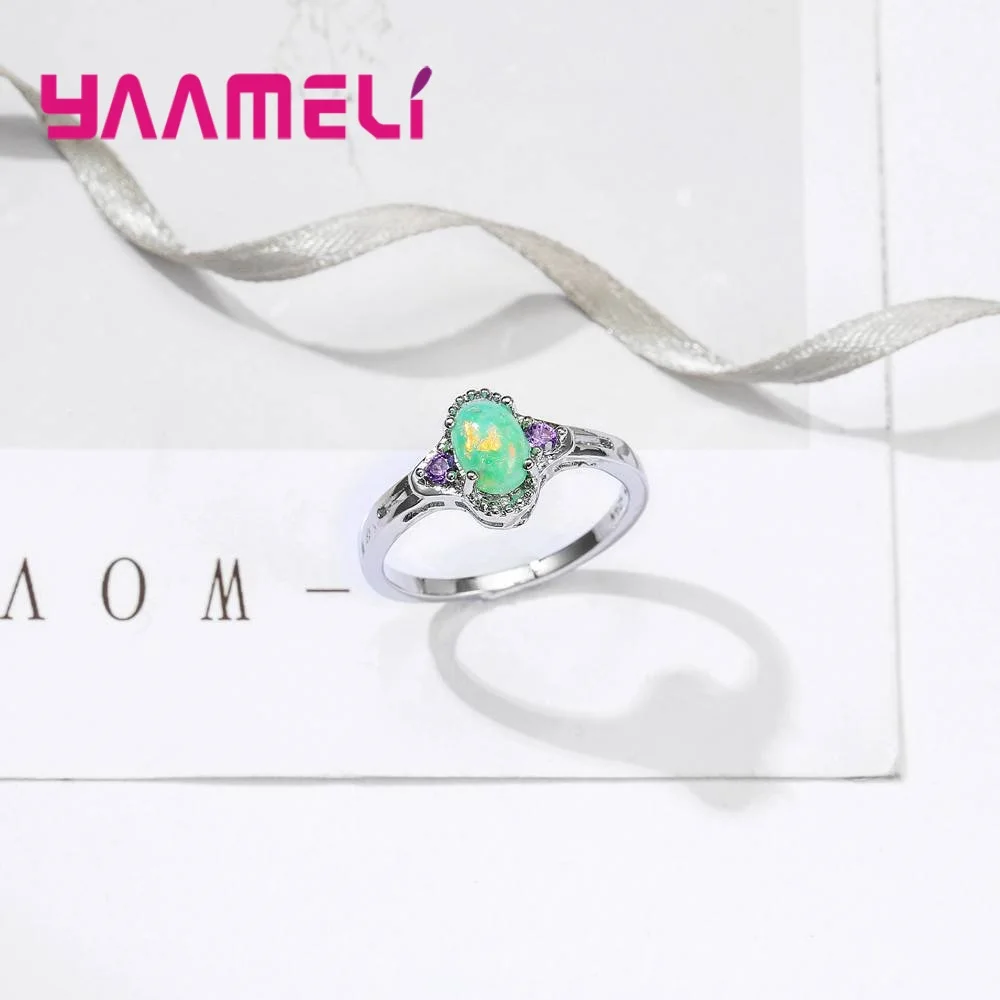 Кольцо из серебра 925 пробы с зеленым опалом и двумя красивыми фиолетовыми