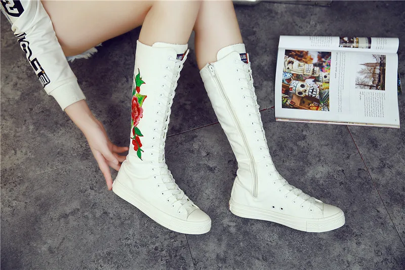 Женские высокие парусиновые сапоги с цветочной вышивкой; женские сапоги до колена на молнии сбоку; сезон весна-осень; Женская парусиновая обувь; кроссовки на плоской подошве