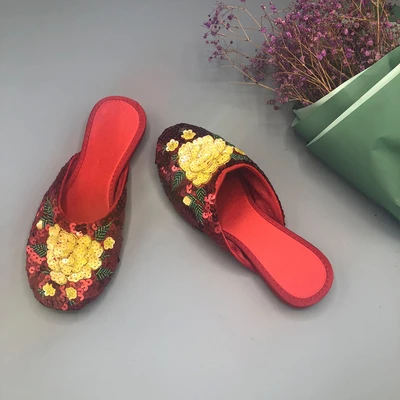 Comfortable Slippers Summer Vintage Ethnic Embroidered Slippers Satin Sequins Flat with Beef Feathers Home Women's Slippers - Цвет: Красный
