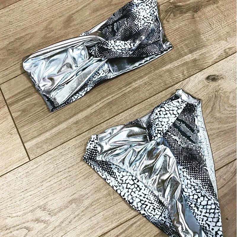 Женский купальник-бандо In-X серебристое бикини с принтом в виде змеи без бретелек