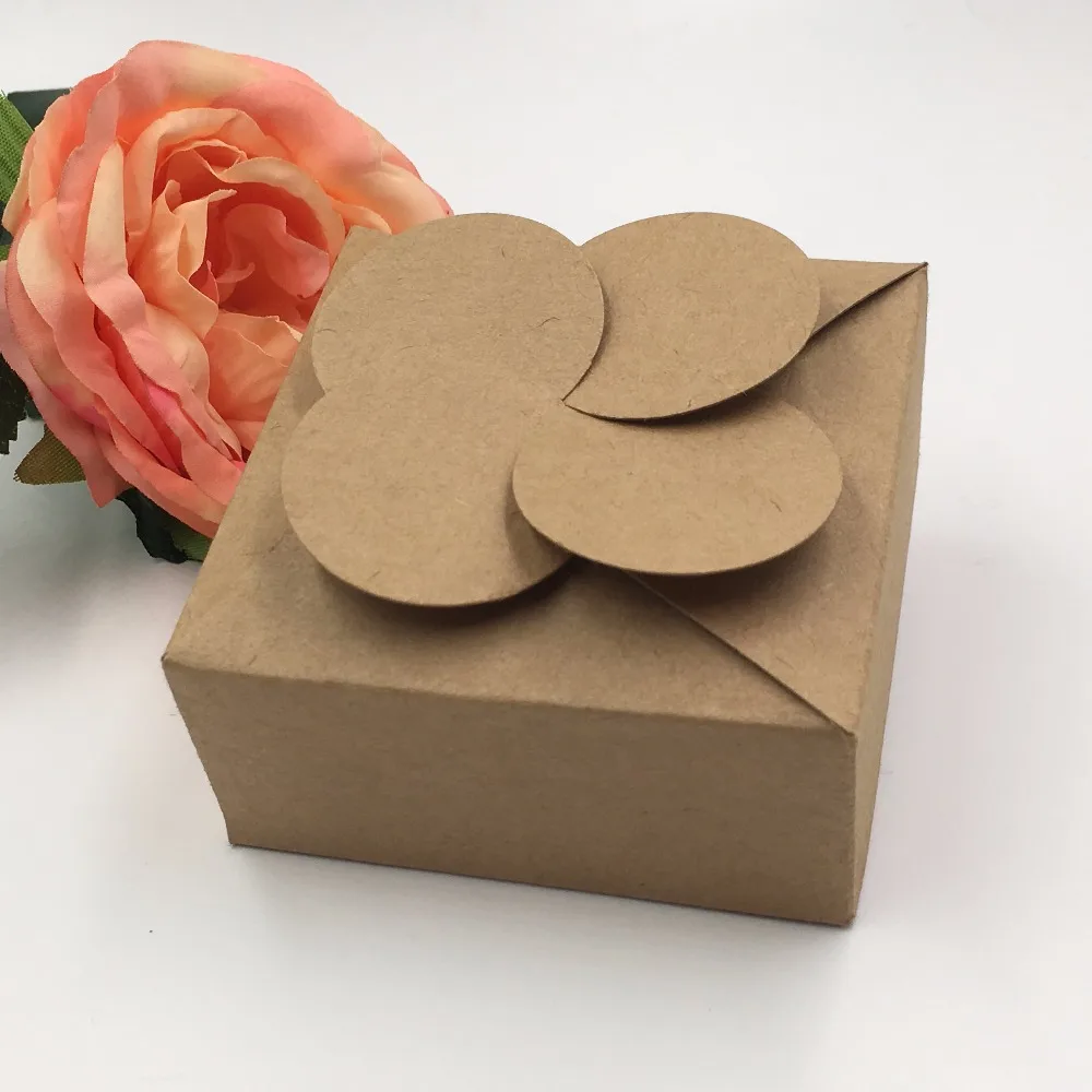 

50PC/Lot 8*8*3.5cm Kraft Cardboard Gift Boxes Flower Shape Candy Bag Wedding Carry Cases Package Box