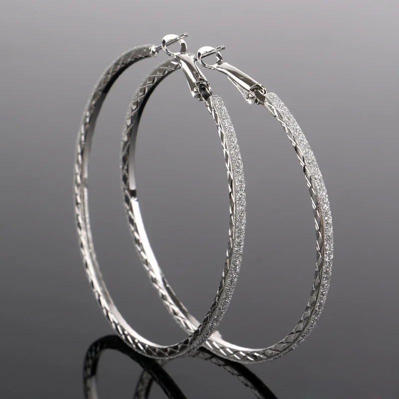 Серьги кольца женские матовые модные большие круглые текстурированные серьги в