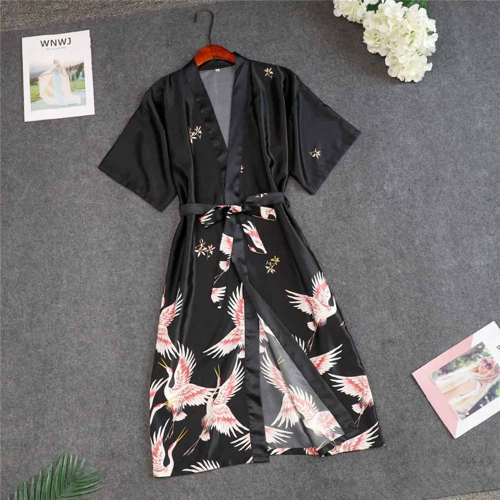 

Sexy Women Robes Peignoir Bridesmaid Robes Badjas Silk Satin Robe Lingerie Half Sleeve Bath Robe Christmas Gifts Hot Sale