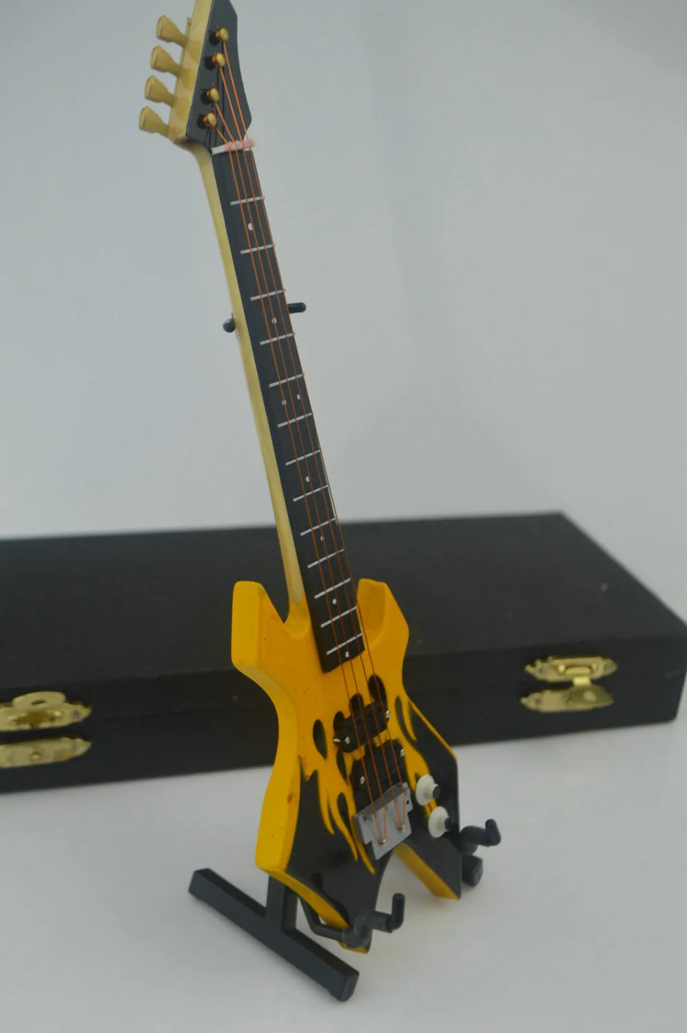 Деревянная народная электрогитара желтого цвета ручной работы в масштабе 1/6