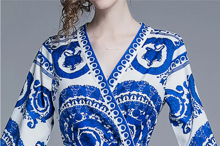 Женское модельное дизайнерское платье макси сине белое с фарфоровым принтом