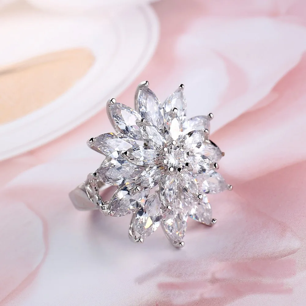 Женское кольцо с фианитом в виде снежинки Pera австрийским королевским синим и