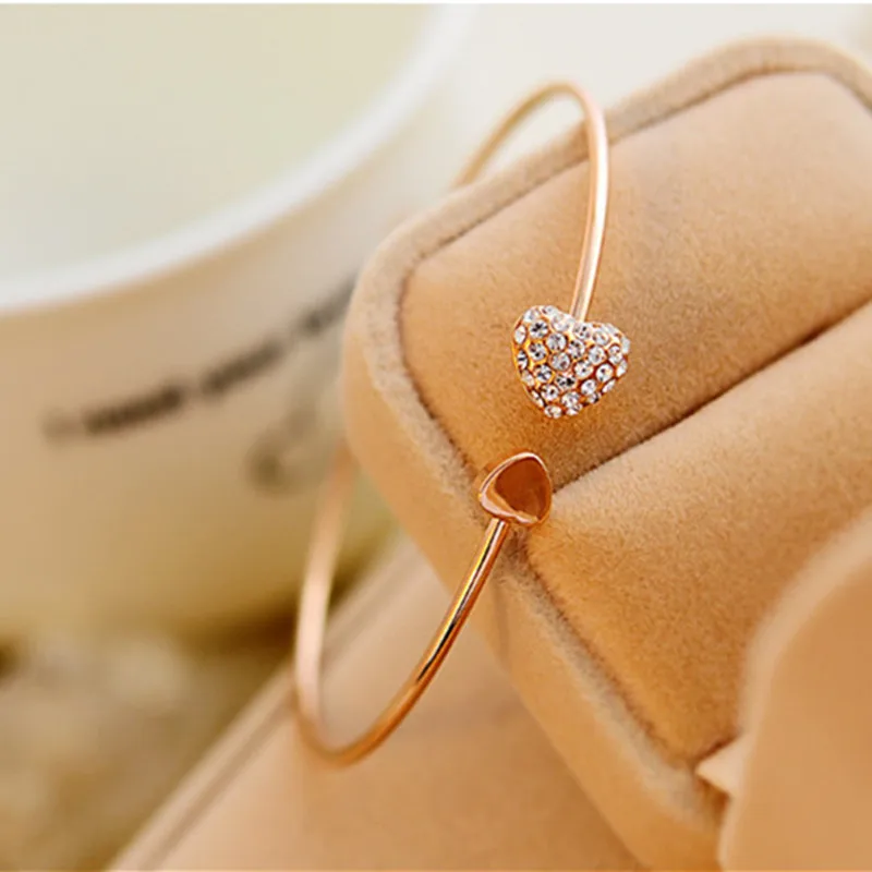 Женский браслет на запястье золотого цвета с подвеской в форме сердца и