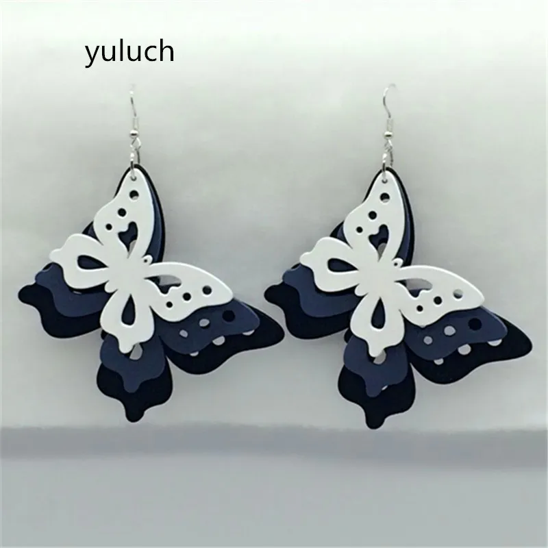 Женские деревянные серьги бабочки трехцветные длинные в картонной коробке