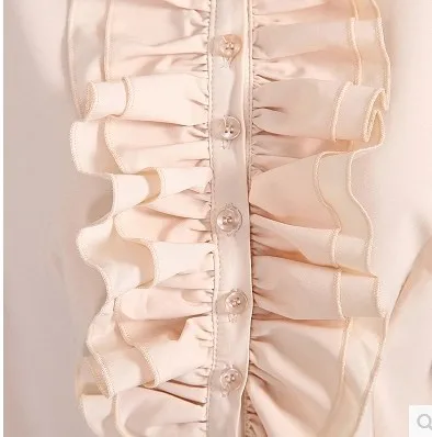 Модная женская рубашка с длинным рукавом высоким горлом и рюшами. |