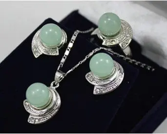 Новинка! Красивые серьги-гвоздики с серебряным кристаллом и зеленым камнем для