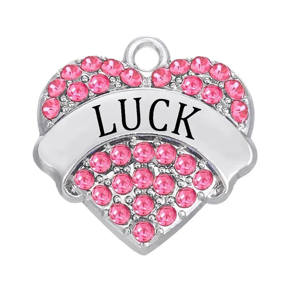 Прозрачные стразы с кристаллами инкрустированные металлическим шармом лейблом