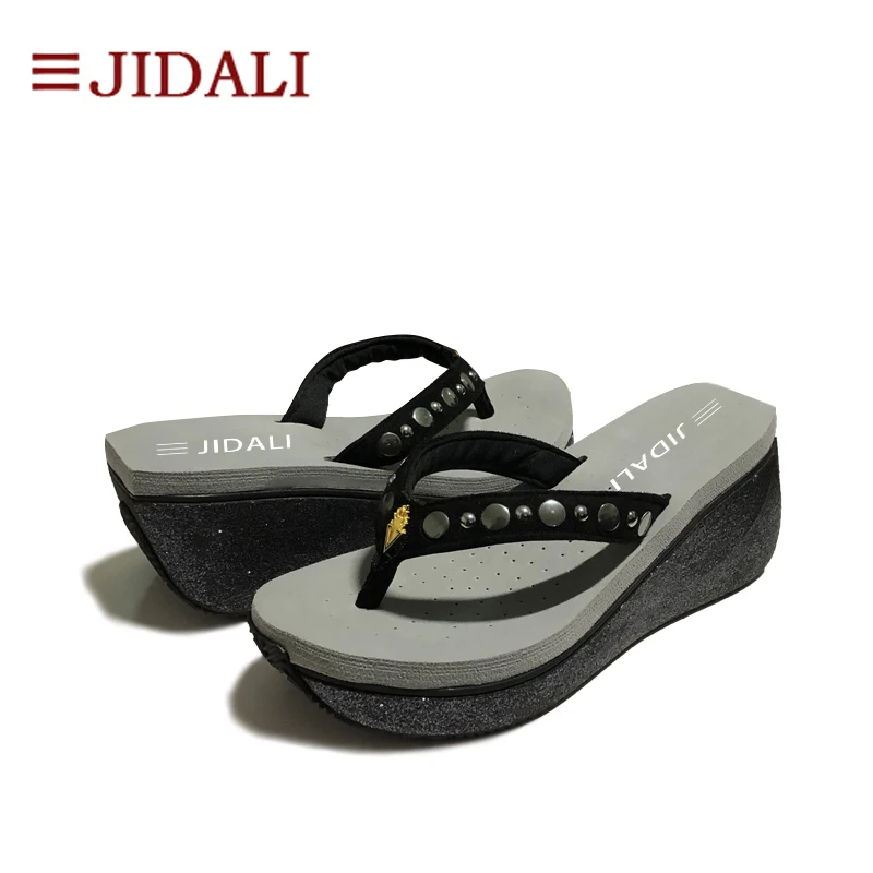 JIDALI/Модные женские вьетнамки на танкетке; женская обувь на платформе; высокие спортивные серые сандалии с заклепками из ЭВА; сезон лето; Размеры 35-40