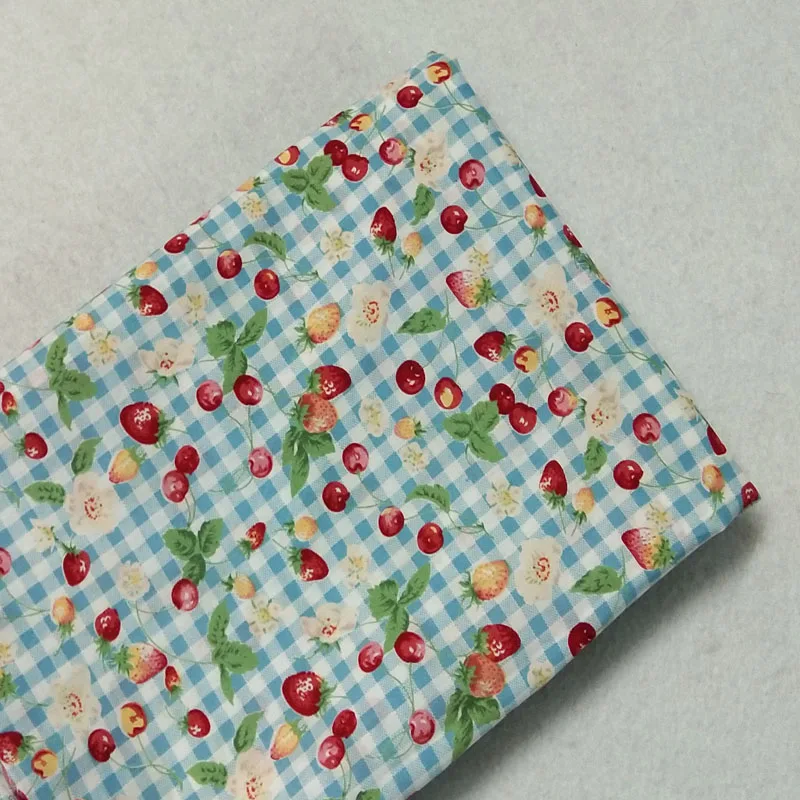 Изящная хлопчатобумажная Поплиновая ткань в голубую клетку с принтом клубники