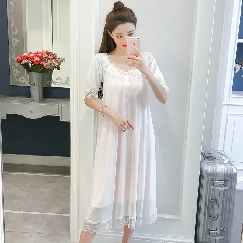 Женская ночная рубашка белая кружевная длинная с коротким рукавом в винтажном