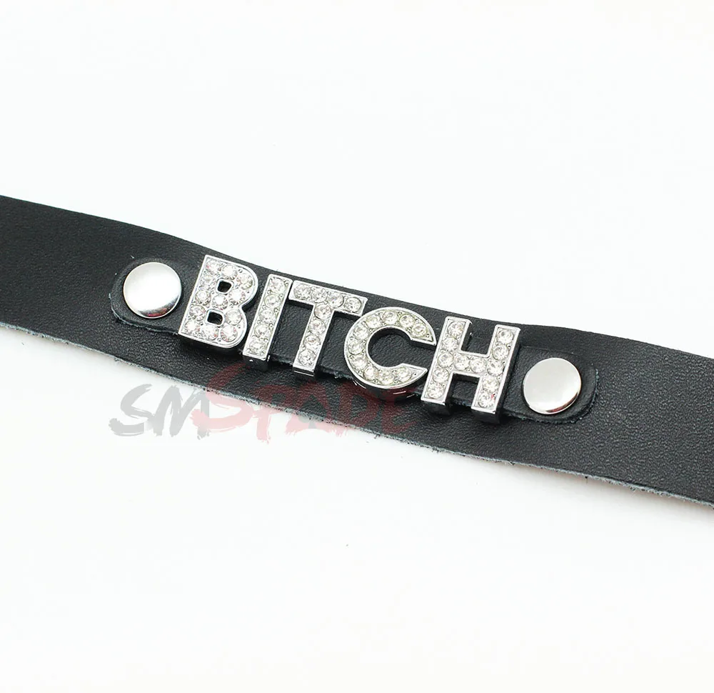 Воротник сука из натуральной кожи включает в себя украшение стразами слова