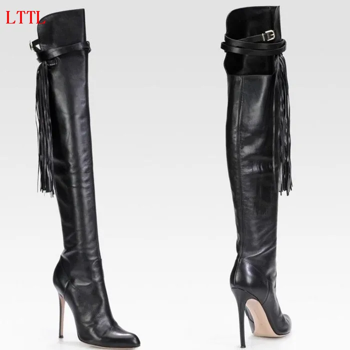Bottes Femmes; коллекция года; модная женская обувь; ботинки на высоком каблуке-шпильке с бахромой; черные кожаные сапоги до колена с острым носком и пряжкой на ремешке