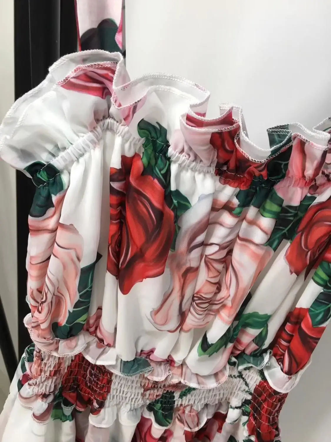 Женское платье до середины икры без рукавов на тонких бретельках с оборками