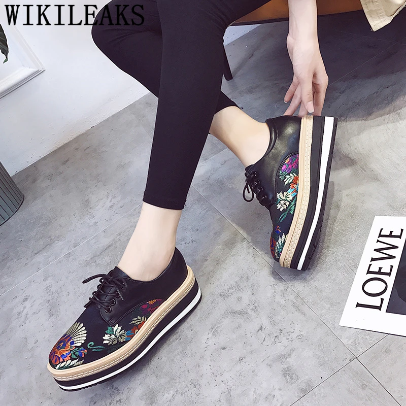 Женские туфли оксфорды на платформе черные дизайнерские с цветочной вышивкой