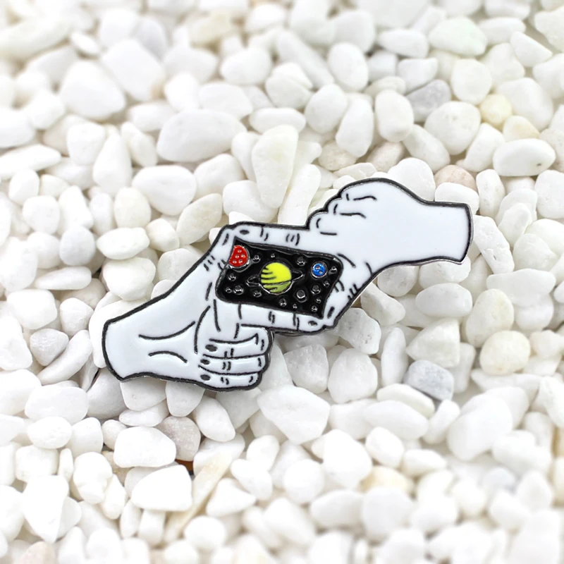 Взгляд на космическую ночь Сатурн фотография жесты руки креативная брошь