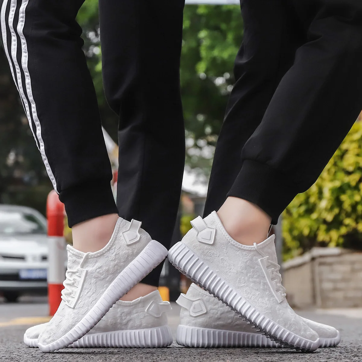 Легкая дешевая мужская спортивная обувь белая на шнуровке с низким вырезом