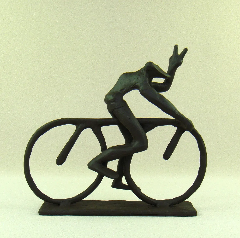 Абстрактная чугунная статуя лягушки для езды на велосипеде ручной работы