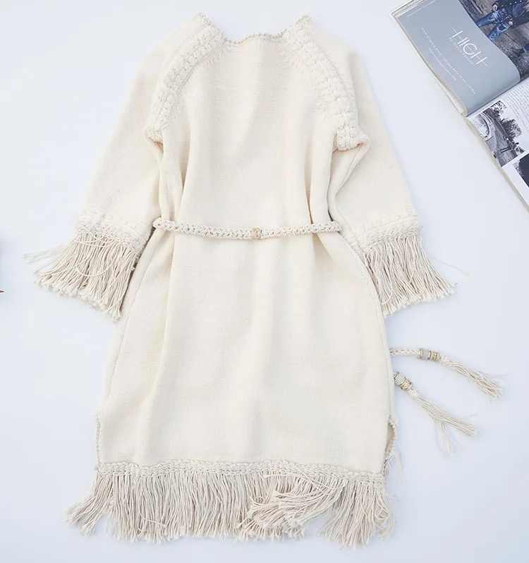 Женское трикотажное платье с кисточками бежевое ручной работы v образным вырезом