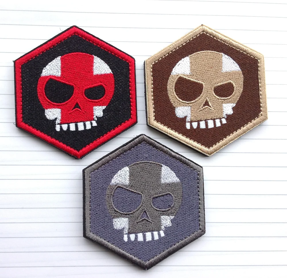 Тройной дизайн означает Т Череп синяя вышивка патч Крюк & Петля нарукавная